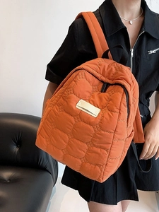 Leuchtend orangefarbener gesteppter Puffer-Rucksack für Damen mit wasserdichtem Design