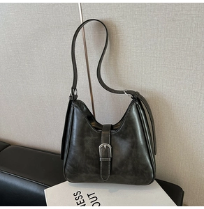 Gros plan du sac seau rétro en similicuir gris avec boucle en métal argenté