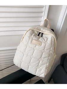 Minimalistischer cremefarbener Stepprucksack für Damen mit gepolsterter Struktur