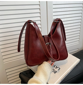 Détail du grand sac hobo bordeaux avec similicuir lisse et boucle métallique élégante