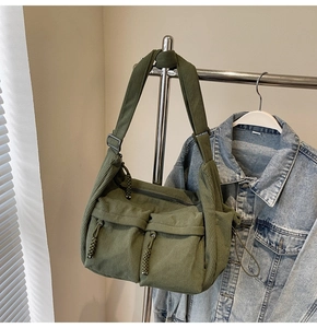 Detailansicht der dunkelgrünen Cord-Umhängetasche mit Multi-Taschen und verstellbarem Gurt