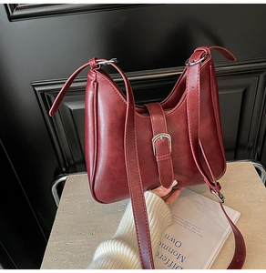 Détail du sac hobo en cuir PU bordeaux avec bandoulière réglable et boucle en métal