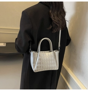 Detailansicht der silbernen Stepptasche mit Metallic-Finish und abnehmbarem Schultergurt