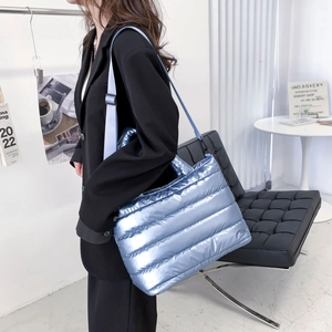 Nahaufnahme der hellblauen gesteppten Umhängetasche mit metallischer Nylon-Textur