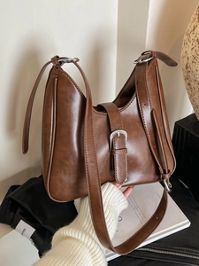 Sac à bandoulière vintage en similicuir marron mat avec boucle argentée et sangle réglable
