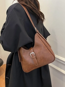 Sac seau demi-lune minimaliste en cuir PU marron avec boucle argentée et bandoulière
