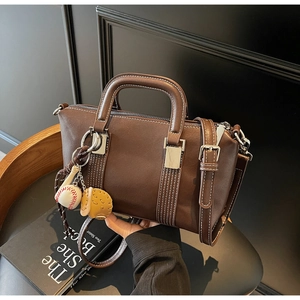 Détails d'un sac Boston vintage en cuir PU marron avec pendentif baseball
