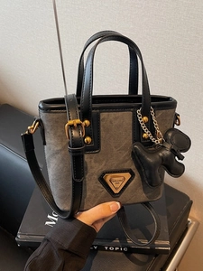 Petit Sac Seau en Denim Vintage et Similicuir PU pour Femmes Mode Sac à Main Bandoulière Avec Sangle Amovible Pendentif Chien