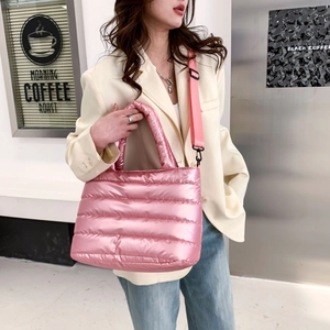 Detailaufnahme der rosa gesteppten Tragetasche mit Metallglanz und verstellbarem Gurt