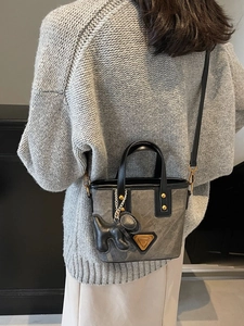 Sac seau en jacquard gris chic avec bordure en cuir noir et breloque petit chien