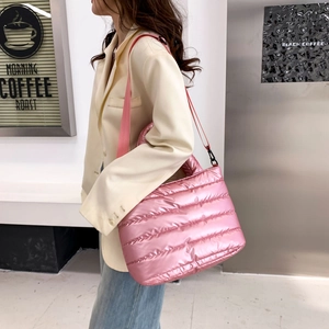 Rosa gesteppte Puffer-Tasche mit Fokus auf die weiche Polsterung und Seidenglanz-Optik