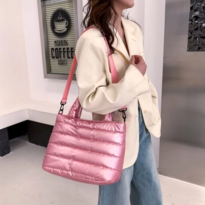 Detail der rosa gesteppten Puffer-Tasche mit Metallic-Finish im Crossbody-Stil