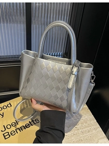 Fashionable silver metallic crossbody bag with diamond quilted texture for women