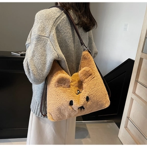 Detailansicht der Capybara-Plüschtasche mit weichem braunem Fell und Lederriemen
