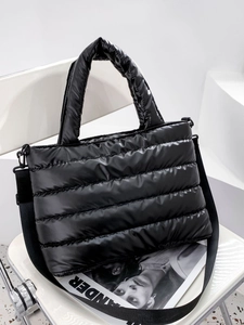 Schwarze gesteppte Daunentasche für Damen mit wattiertem Design und breitem Gurt