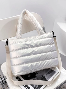 Schicke gesteppte Damenhandtasche in Weiß mit Perlglanz-Finish und verstellbarem Riemen