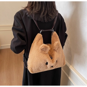 Nahaufnahme des braunen Plüschrucksacks mit Tiergesicht und weichen Ohren für Damen