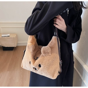 Detail einer braunen Plüschtasche in Bärenform mit weichem Kunstfell und 3D-Ohren