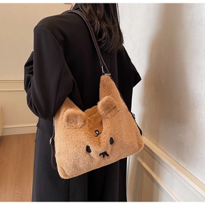 Braune flauschige Bären-Schultertasche in der Seitenansicht an einem Modell