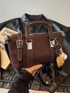 Sac à main rétro en cuir marron foncé avec pendentifs sport et bandoulière