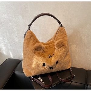 Detail der braunen Plüschhandtasche mit süßer Bestickung und Leder-Schultergurt