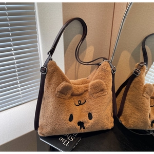 Detail der braunen Plüschtasche mit Bärenstickerei und verstellbarem Schultergurt