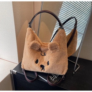 Detail der flauschigen braunen Bärentasche mit Stickerei und 3D-Ohren-Design