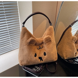 Detail der braunen Plüschtasche mit 3D-Bärenohren und süßer Gesichtsstickerei