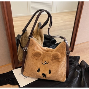 Detail der süßen braunen Plüsch-Teddybärtasche mit weichem Fell und Lederriemen