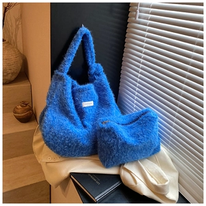 Détail du sac cabas en fausse fourrure bleue avec pochette assortie et pelucheuse