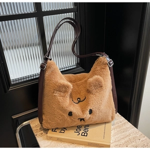 Detailansicht der khakifarbenen Plüschtasche mit Tierstickerei und verstellbarem Gurt