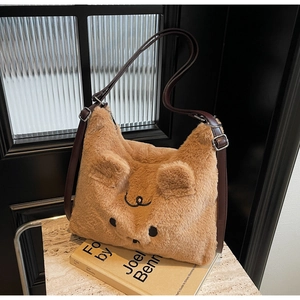Detail der khakifarbenen Kunstpelz-Tasche mit süßen 3D-Bärenohren und weichem Plüsch