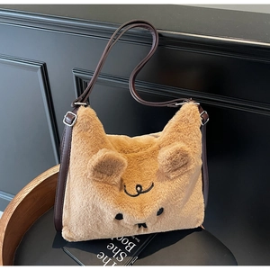 Detail einer braunen Kunstpelz-Schultertasche in Tierform mit Ohren und Lederriemen