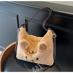 Detail der braunen Plüschtasche mit süßem Tierohr-Dekor und hochwertiger Kunstfell-Textur