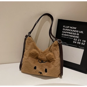Detailansicht der braunen Teddybär-Plüschtasche mit bestickten Gesichtszügen