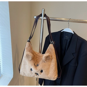 Detail der flauschigen Kunstfelltasche mit 3D-Ohren und verstellbarem Riemen