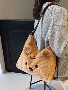 Flauschiger Capybara Plüschrucksack aus braunem Kunstfell mit verstellbarem Riemen