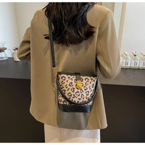 Detail der Leoparden-Eimertasche mit Metallverschluss als Umhängetasche getragen
