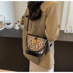 Detailansicht der stilvollen Leopard-Eimertasche mit goldenen Details und Lederriemen