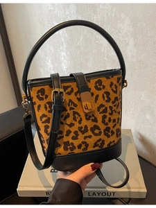 Modische Leopard-Beuteltasche mit schwarzem Lederbesatz und goldenem Verschluss