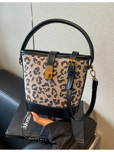 Leoparden-Eimertasche mit Lederbesatz und goldenem Metallverschluss für Damen