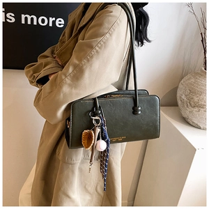 Bolso de hombro rectangular verde oscuro de estilo vintage con colgantes decorativos