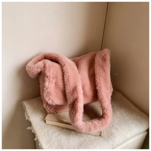 Close-up van de roze imitatiebont schoudertas met zachte brede riem en flap