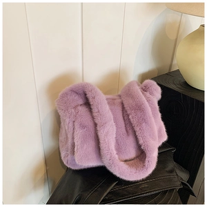 Gedetailleerde macro-opname van de zachte lavendel pluche faux fur op een trendy schoudertas