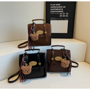 Vue détaillée des sacs vintage en trois couleurs avec breloque ours en peluche et ruban