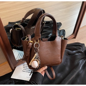 Détails du sac seau marron vintage avec breloque de baseball et bandoulière réglable