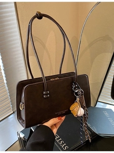 Bolso Boston retro marrón oscuro de cuero mate con colgantes de béisbol vintage