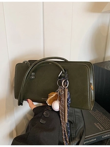 Bolso Boston retro verde oliva con encanto vintage y colgante de guante de béisbol