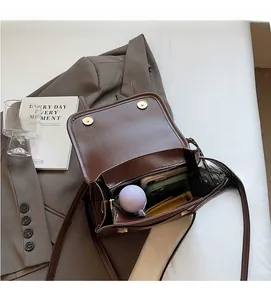 Détail de l'intérieur du sac en cuir marron montrant la grande capacité et la poche zippée