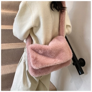 Achteraanzicht van een roze crossbodytas van imitatiebont met bijpassende pluchen riem